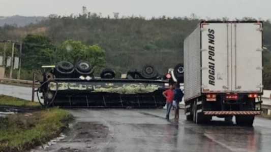 Carreta atravessou completamente a pista, bloqueando o trânsito
