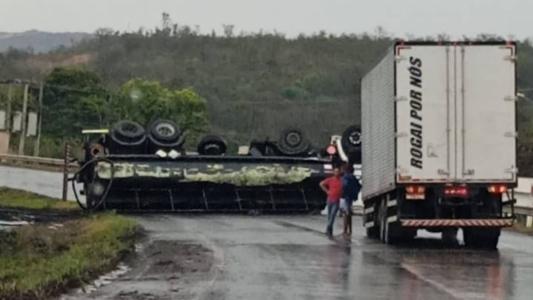 Carreta atravessou completamente a pista, bloqueando o trânsito