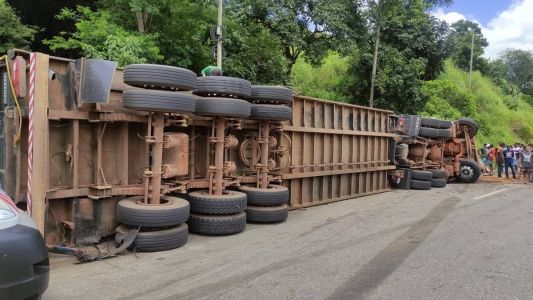 Carreta tombou em cima de van na altura da cidade de Antônio Dias