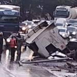 Carreta bitrem tomba no Anel Rodoviário e via é totalmente interditada no sentido Vitória