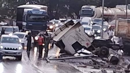 Carreta bitrem tombou no Anel Rodoviário