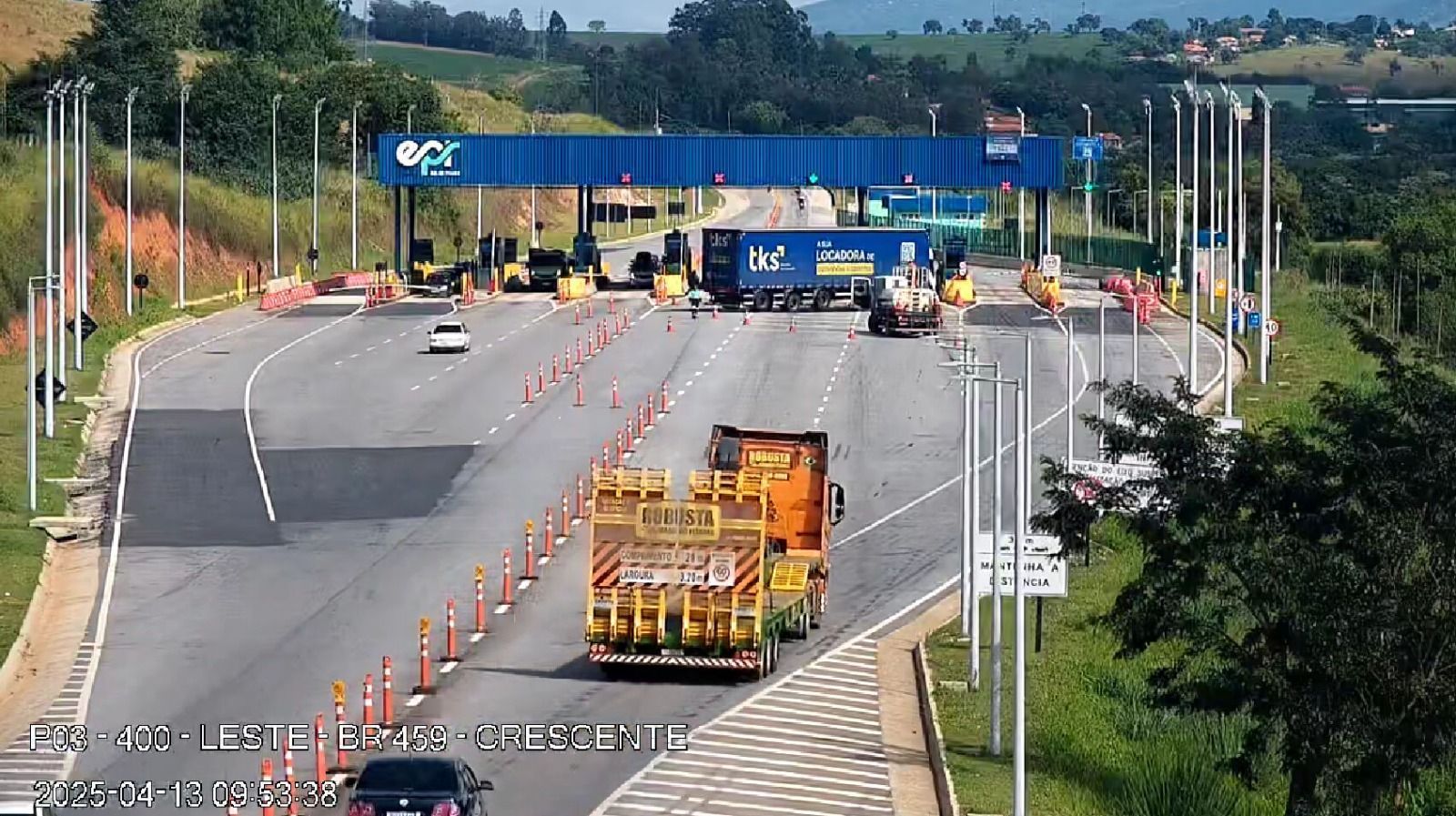 Caminhoneiro bloqueia praça de pedágio em Santa Rita do Sapucaí