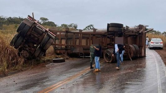 Carreta capotou e carga de caminhão bi-trem derramou na via