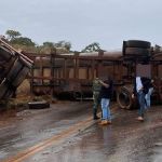 Caminhão bi-trem e carreta colidem de frente em estrada de Minas Gerais; veja imagens