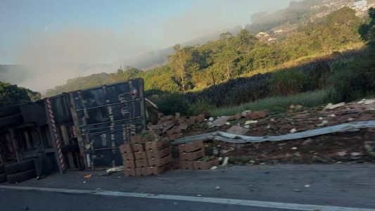 Carreta carregada com mangas tombou na Rodovia Fernão Dias na madrugada