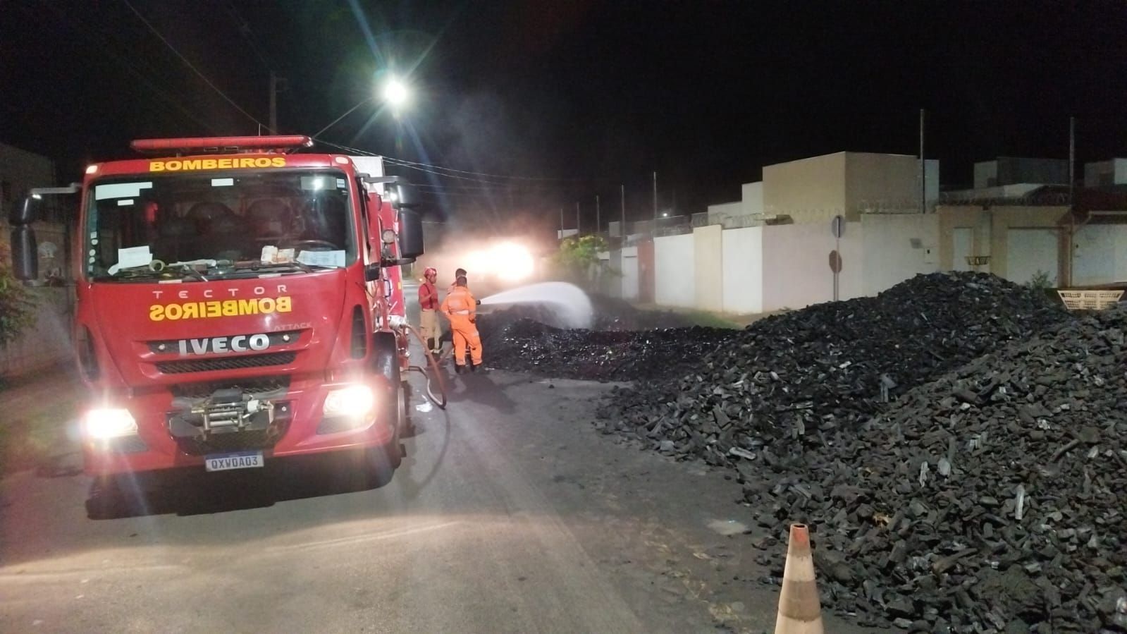 Carreta com carga de carvão vegetal tem princípio de incêndio em Montes Claros