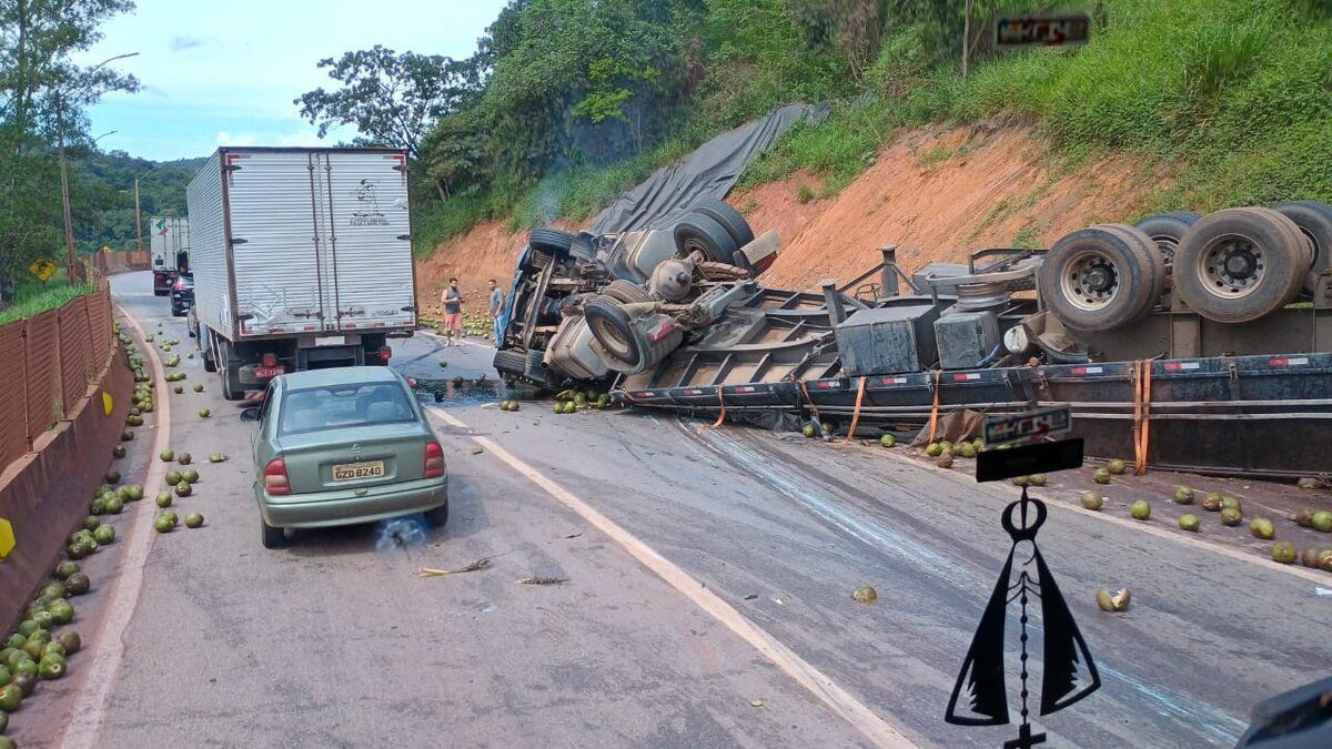 Carreta carregada com cocos tomba na Rodovia Fernão Dias, na Grande BH
