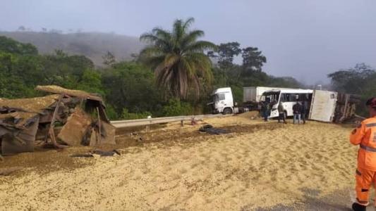 Carreta colidiu com micro-ônibus, caminhão e carro de passeio