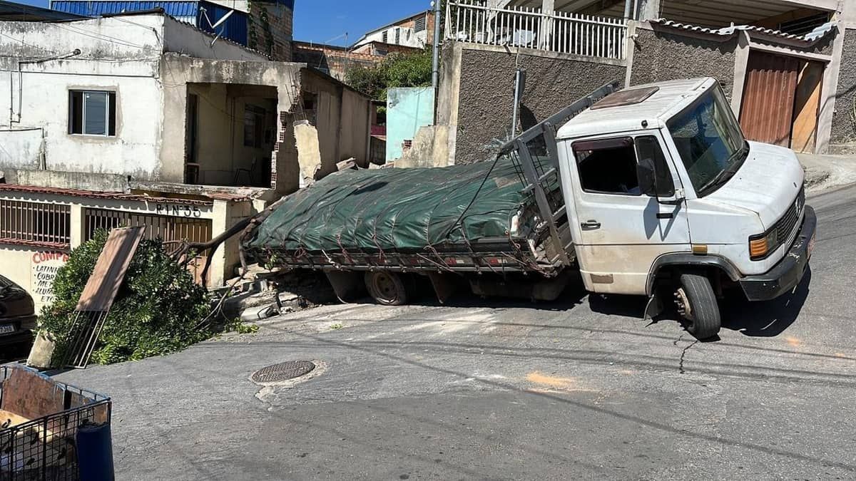 Carreta colide contra casa e fere duas crianças na Grande BH