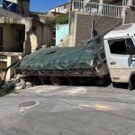 Carreta colide contra casa e fere duas crianças na Grande BH