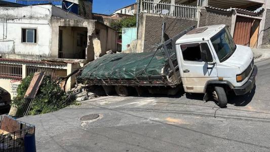 Carreta colidiu contra casa e deixou duas crianças feridas