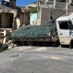 Carreta colide contra casa e fere duas crianças na Grande BH
