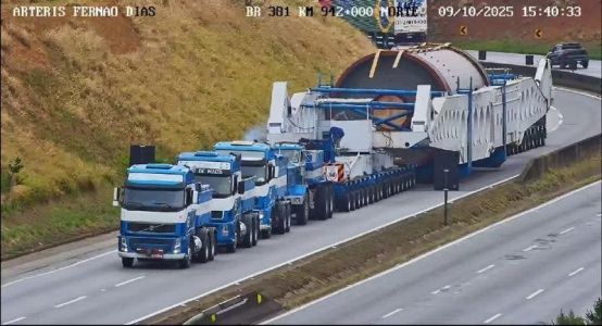 Carreta com carga de 850 toneladas que trava a Fernão Dias, em MG, deve chegar em GO em 2026