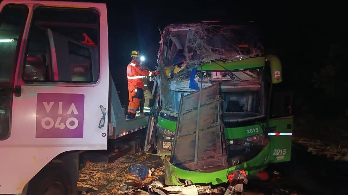 Grave acidente entre carreta e ônibus deixa dois mortos e feridos na BR-040 em João Pinheiro 