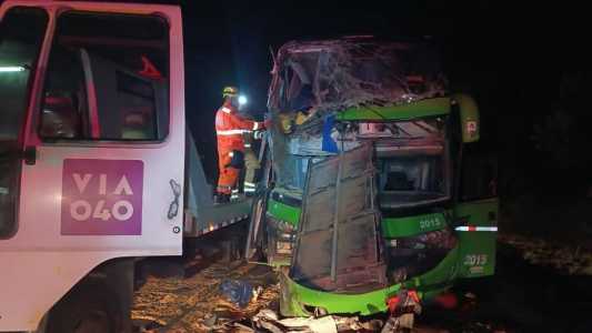 Carreta com milho bateu em um ônibus que transportava 20 pessoas