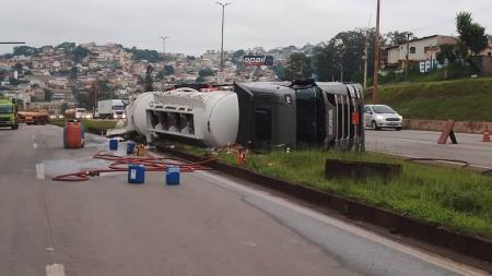 Carreta continua na pista na manhã deste domingo (22)