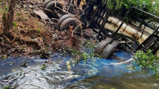 Foto mostra carreta de óleo diesel que tombou em rio em Minas Gerais