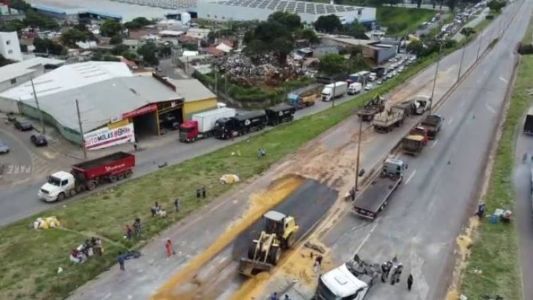 Carreta e carga começam a ser retiradas do Anel Rodoviário de BH