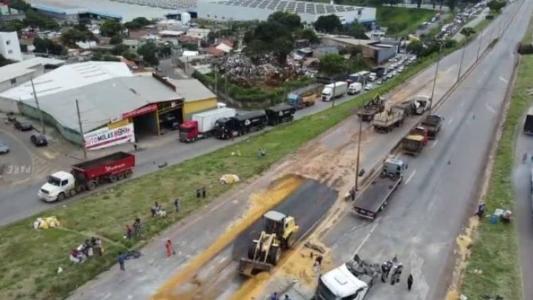 Carreta e carga começam a ser retiradas do Anel Rodoviário de BH