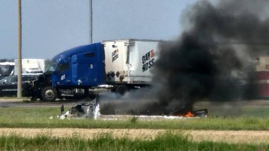 Carreta e micro-ônibus se envolveram em acidente