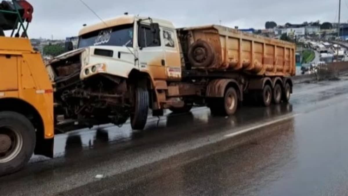 Caminhão bate em mureta e interdita faixas da Fernão Dias em Contagem 