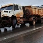 Caminhão bate em mureta e interdita faixas da Fernão Dias em Contagem 