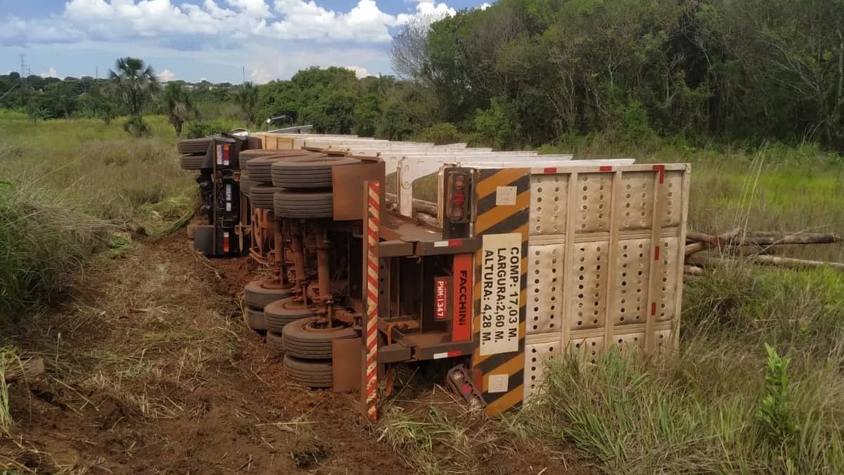 Homem morre em acidente grave envolvendo caminhão e carro na MGC-479