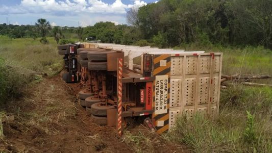 Carreta envolvida no acidente ficou tombada no acostamento