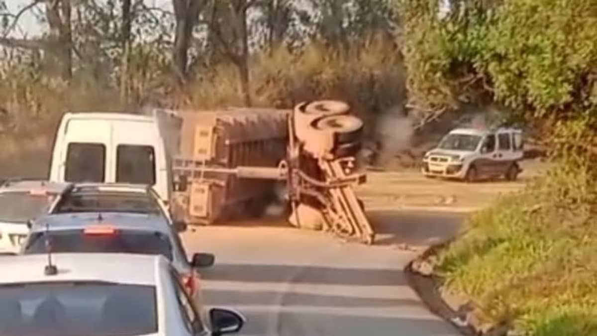 Vídeo: carreta bitrem perde pneu e tomba na BR-356 em Ouro Preto: 'foi na minha frente' 