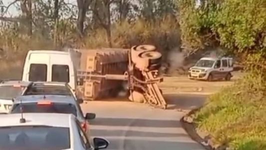 Carreta está atravessada na pista na BR-356 em Ouro Preto, região Central de Minas