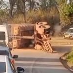Vídeo: carreta bitrem perde pneu e tomba na BR-356 em Ouro Preto: 'foi na minha frente' 