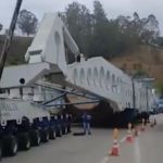 Carreta com carga de 850 toneladas passa por reparos na Fernão Dias, entre MG e SP