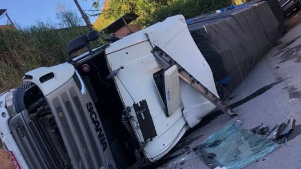 Motorista de carreta se assusta com quebra-molas, tomba veículo e fica ferido no interior de Minas