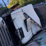 Motorista de carreta se assusta com quebra-molas, tomba veículo e fica ferido no interior de Minas
