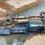 Motorista perde o controle e caminhão cai em canal sanitário de Araxá (MG)