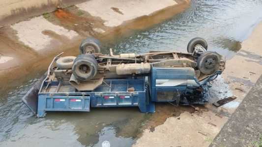 Carreta ficou de cabeça para baixo após cair em canal sanitário