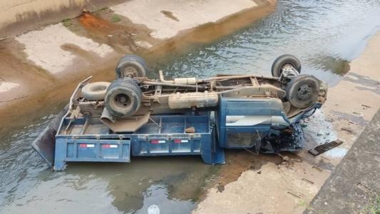 Carreta ficou de cabeça para baixo após cair em canal sanitário
