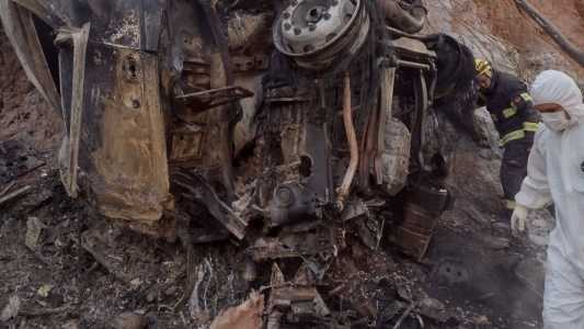 Carreta ficou destruída