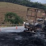 Carreta fica destruída após incêndio na BR-381; veja imagem  