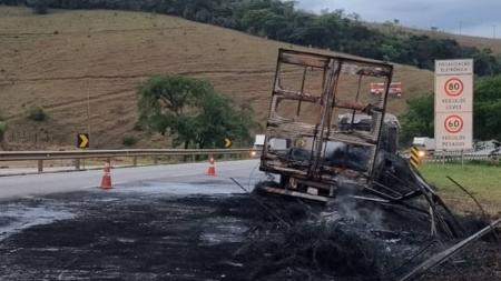 Carreta ficou destruída