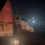 Carreta tomba e congestiona trânsito na BR-381 em Betim