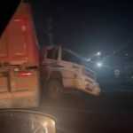 Carreta tomba e congestiona trânsito na BR-381 em Betim