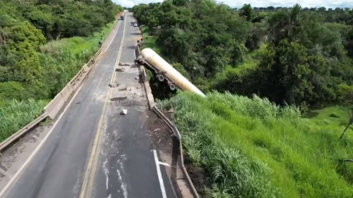 Vídeo: carreta com gás tomba na BR-135 e fica pendurada em ponte