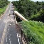 Vídeo: carreta com gás tomba na BR-135 e fica pendurada em ponte