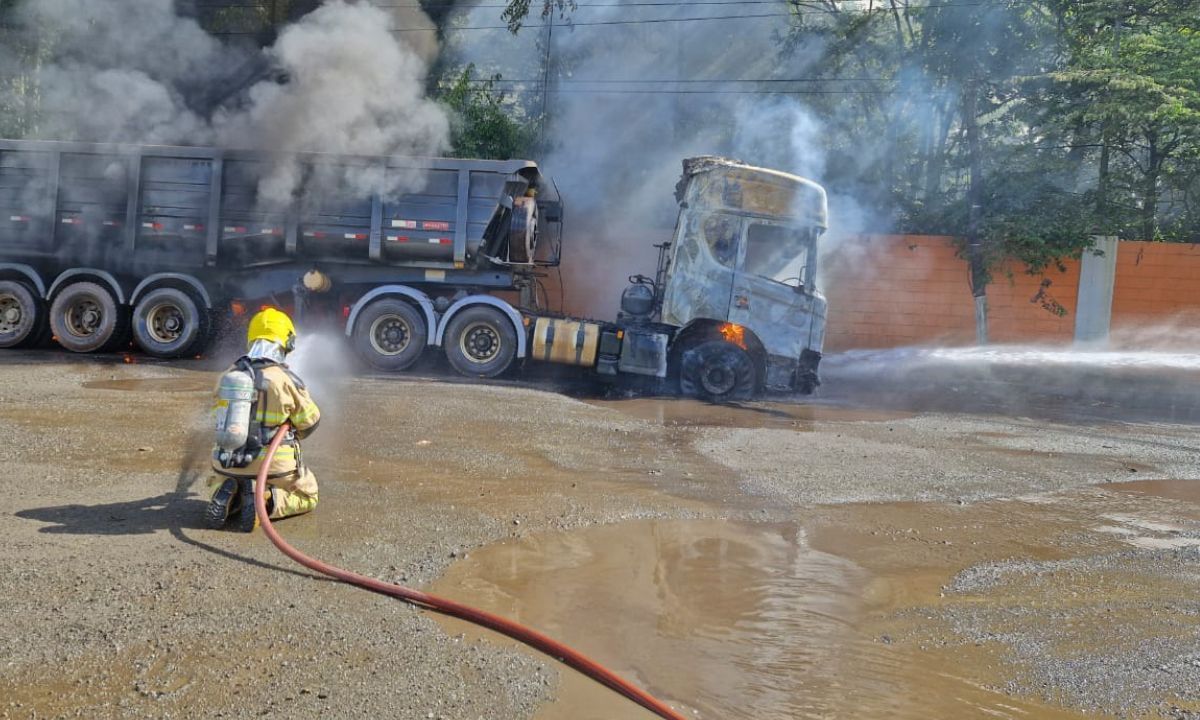 Carreta pega fogo após cabo de alta tensão se romper na BR-265, em Barbacena