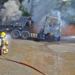 Carreta pega fogo após cabo de alta tensão se romper na BR-265, em Barbacena