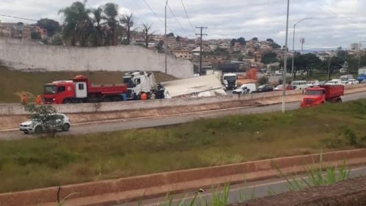Carreta foi removida após 18 horas