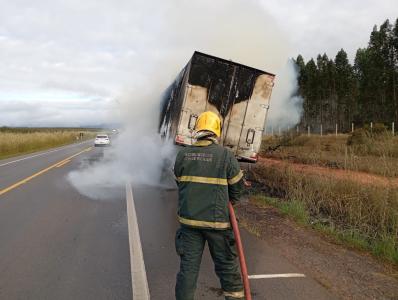 Imagem mostra militar dos bombeiros combatendo as chamas de uma carreta no acostamento da BR-251