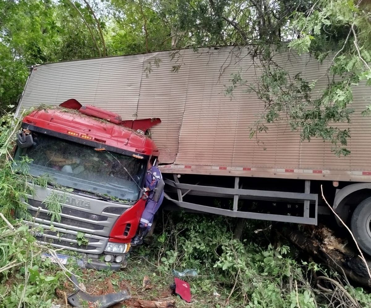 Quatro pessoas ficam feridas em acidente com carreta na BR-135, em Bocaiuva