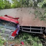 Quatro pessoas ficam feridas em acidente com carreta na BR-135, em Bocaiuva